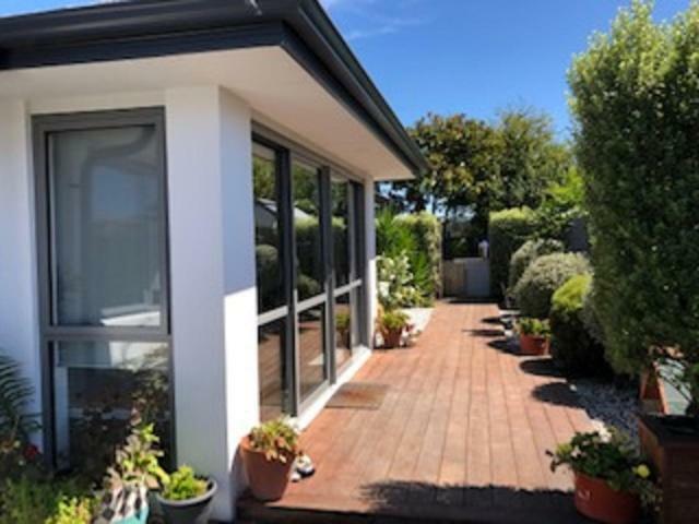 A Little Bit Beachy Modern Guest Room And Private Toilet Christchurch Exteriér fotografie